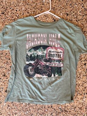 Size XL Green Jackson Hole Graphic Tee with Pink Accents